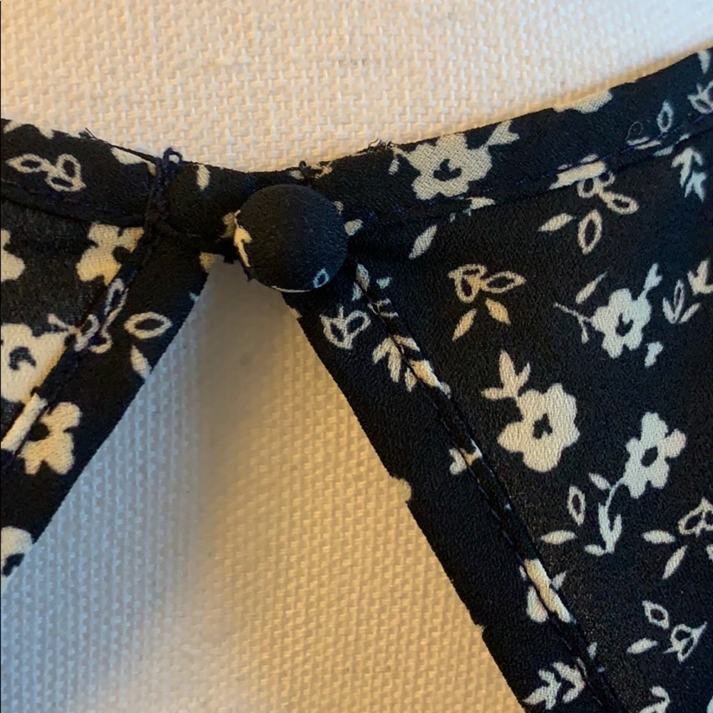 4/$30 EUC Floral Blouse - Picture 5 of 6